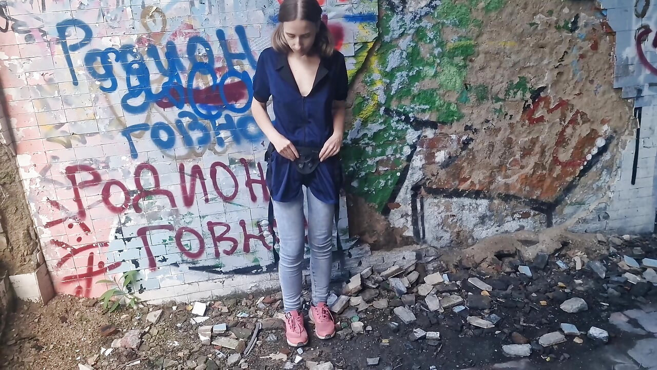 Anastasia dominatrix al aire libre, peligrosa follada en público al estilo perrito, mejor esclavo con cinturonga en delfín de la piscina abandonada de Rusia