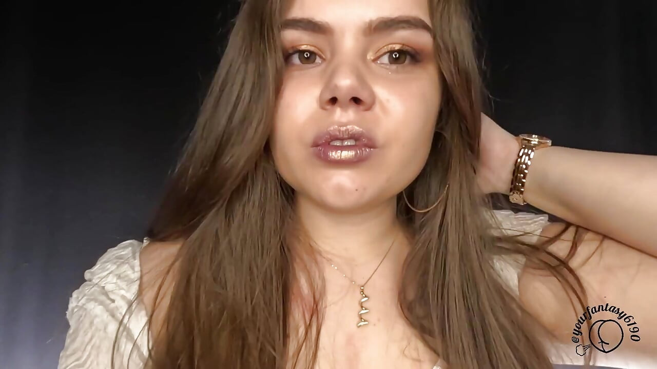 BBW beba puši cigarete i vejp sa zlatnim karminom