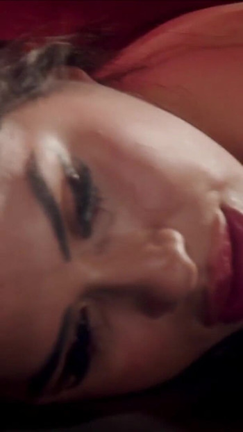 Emotivni trenutak iz "Poznata dominatrix daje lekciju iz BDSM-a dvjema vrućim curama!"