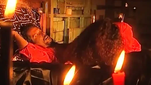 Cewek hot rambut cokelat lagi asik muasin memeknya pakai lilin sensual