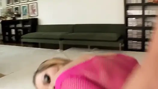 Dünne blonde schlampe dehnt ihren arsch mit einem dildo und bekommt nach dem creampie einen echten analfick mit creampie