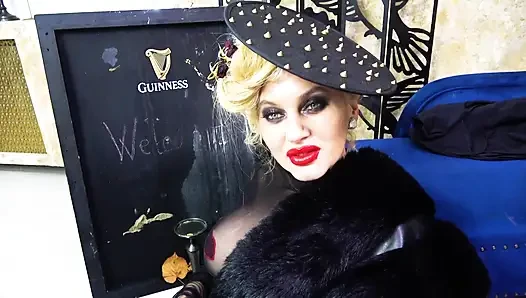 Ruj kadın egemenliğini öpüyor