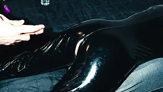 Önce beni dildoyla sikiyor, sonra yarağıyla bana nüfuz ediyor ve kıyafetime bolca boşalıyor