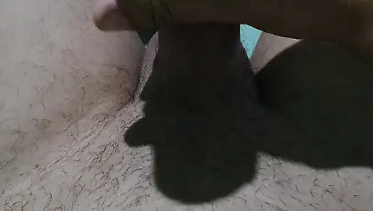 Çok azgın iç çamaşırıyla büyük kalın kıllı yarağı sıvazlıyor