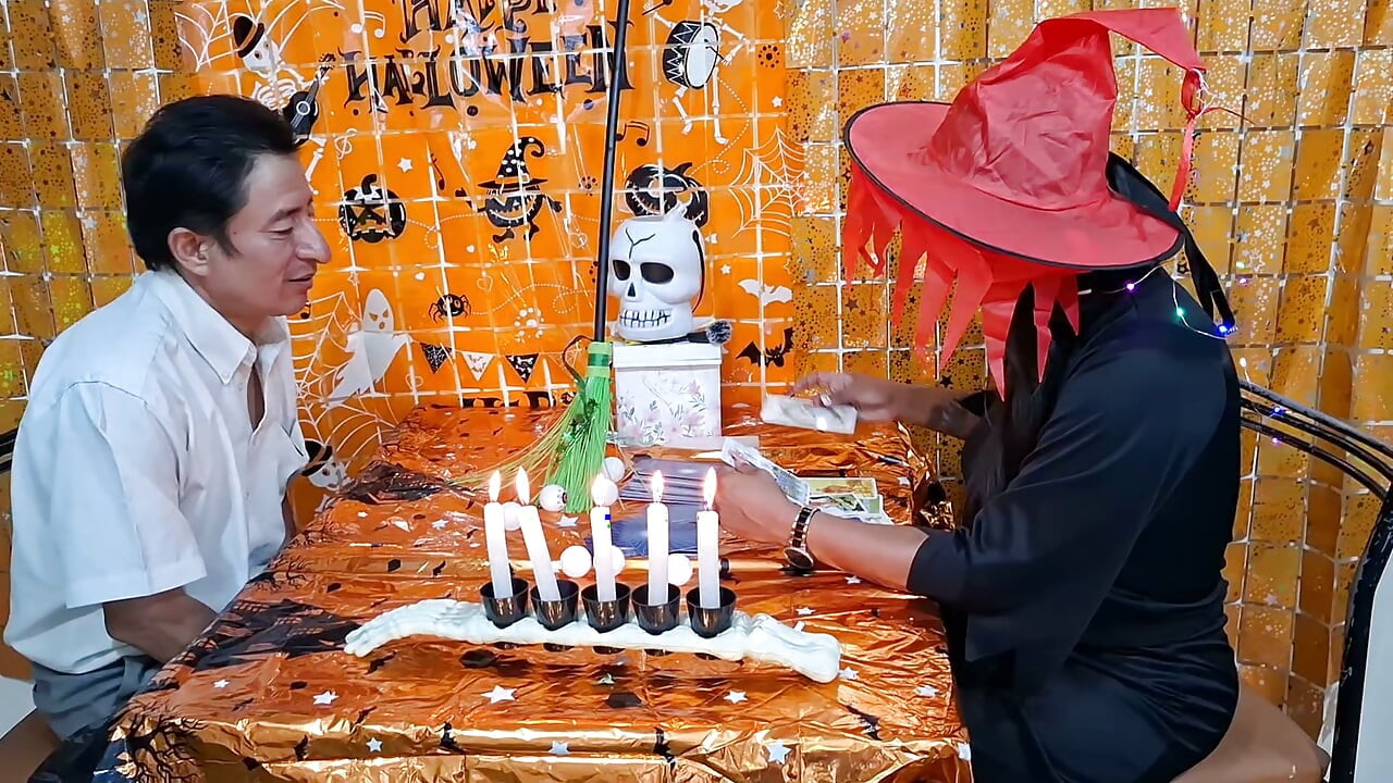 Fodendo uma bruxa linda, peituda e rabuda no Halloween