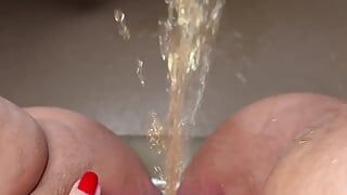 Grote gouden douche (overal plassen)