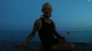 Alexa Cosmic nadando no mar depois do pôr do sol com roupas. Wetlook em tênis, shorts e camiseta