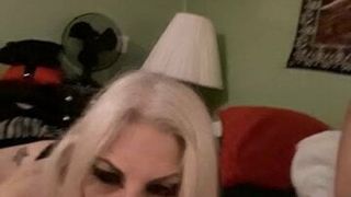 Merrydeath69 блондинка-шлюшка жестко сосет в любительском видео