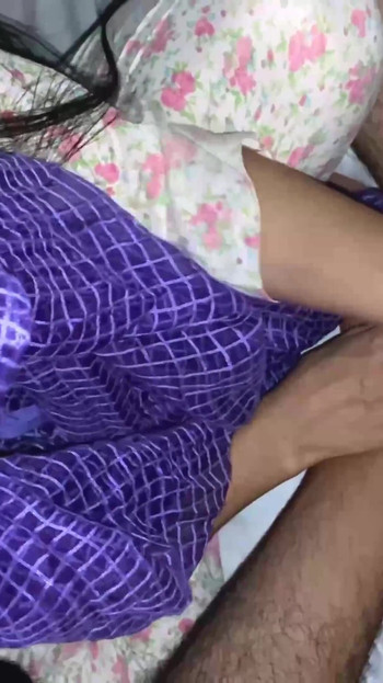 "가짜 아가씨가 내 펀자브 계모의 큰 엉덩이를 후배위 스타일로 따먹어"