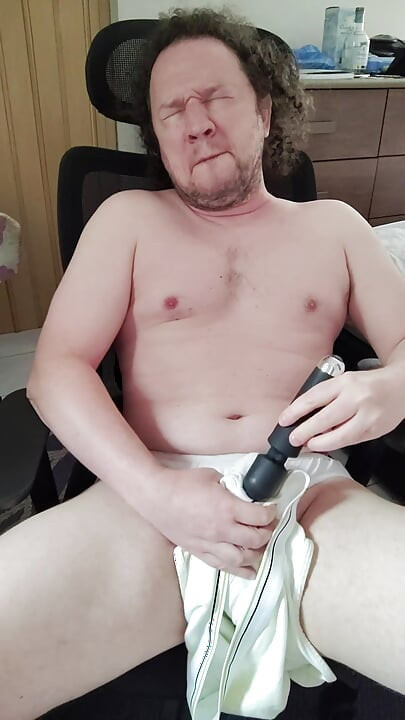 トミー・ヒルフィガーの白いブリーフでチンコをからかい、スタッフォードのタイティホワイトのカム布でイくこと