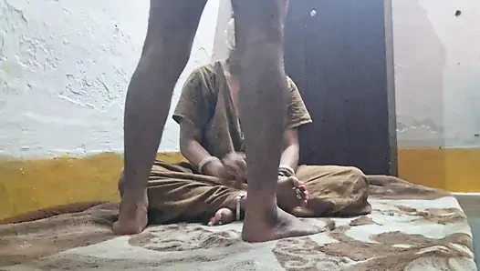 Stiefmutter reitet auf dem großen schwarzen schwanz seines stiefsohns