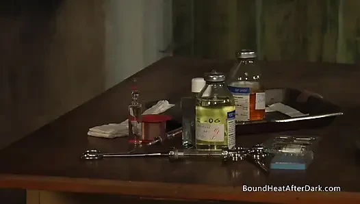 Bağlı sarışın lezbiyen köle lezbiyen madam tarafından dokunuyor ve parmaklanıyor