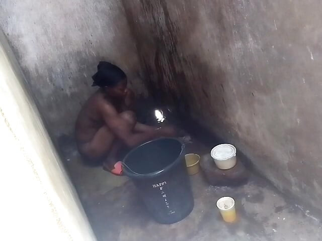La mia sorellastra ebano davanti alla doccia