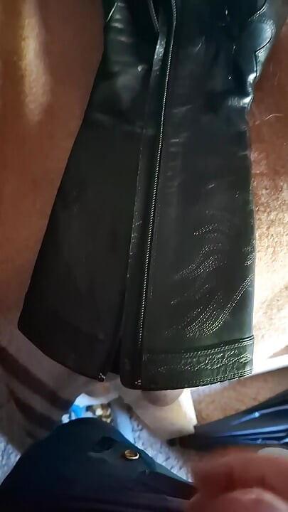 Cum di atas sepatu bot
