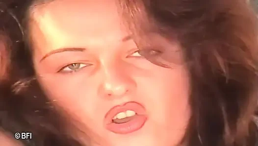 Seksi esmer hatun bacaklarını açıyor ve amını siktiriyor