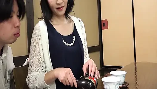 A093G11 Tongue and tongue entangled at a hot spring inn without water with a mature mother! Carnal SEX that devours a mature mother in her fifties!