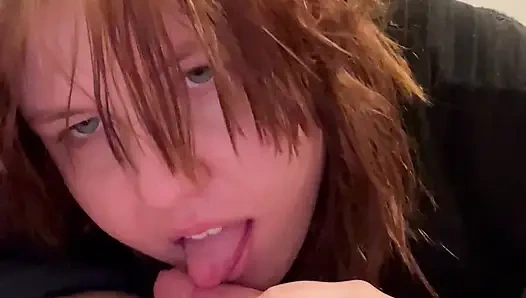 18-летняя красавица делает минет