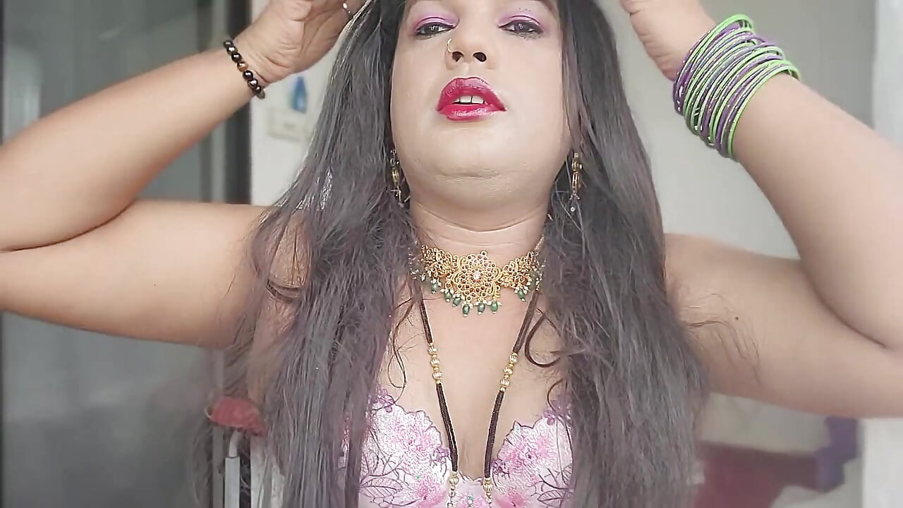 Pink Sari Laali Lal Lal Diste Mi Bhari Raja Bocha Majha Mar
