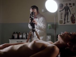 Lizzy Caplan - Les maîtres du sexe S01E09 (2013)