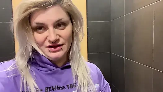 Fitnessstudio mädchen öffentliche toilette pissen