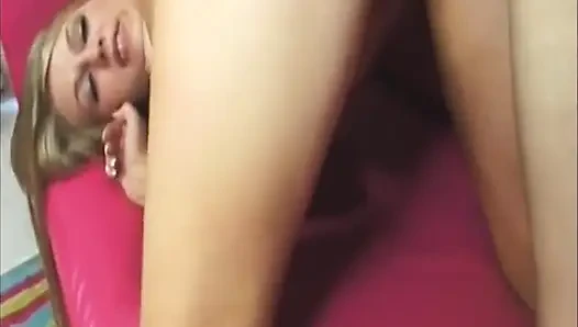 Blondes schätzchen bekommt ihre nasse muschi verschlungen und hart gefingert
