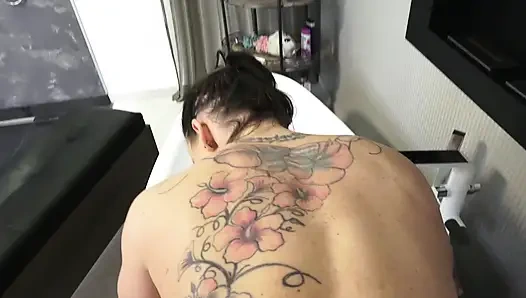 Татуированная крошка-брюнетка сосет и трахается с большим членом