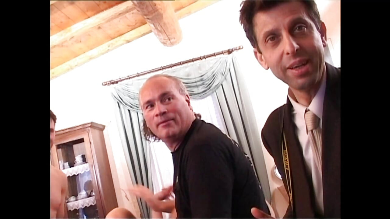 Αυτοσχέδιο ομαδικό σεξ νεαρών πουτάνων με γαμημένο κώλο και χύσιμο στο στόμα