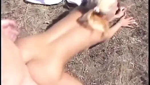 Denizci üniformalı sarışın açık havada adamla sikişiyor