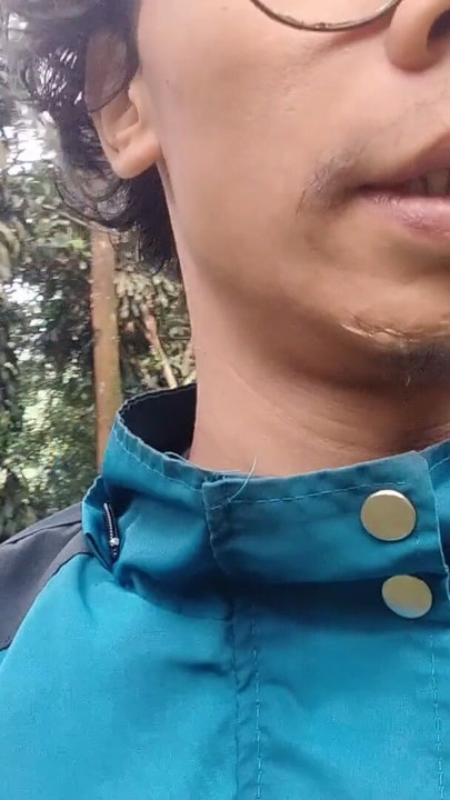 Walking to natural tourist attractions peeing in public toilets | Clip 2