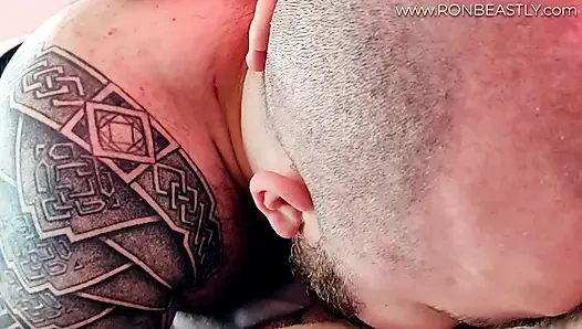 Ftm trans ayı ateşli bir yavru tarafından yalanıyor