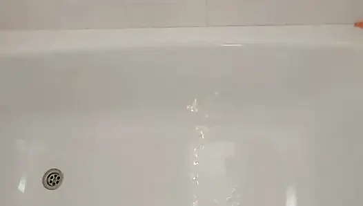 Pencereye işiyor ve boşalıyor