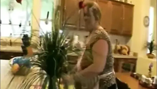 Nana si tante semok dengan toket besar lagi asik seks anal