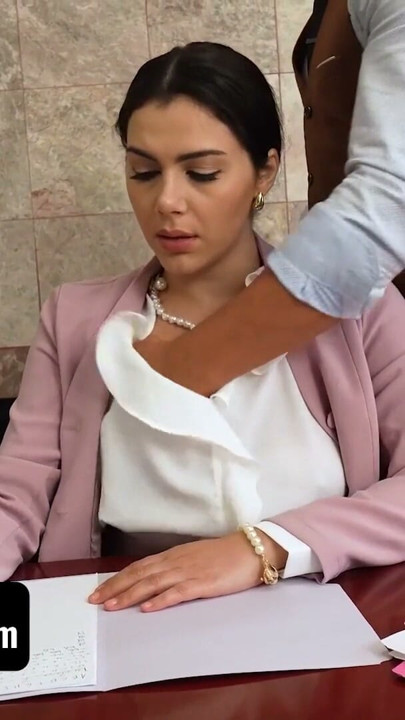 Birisi gözlerine dokunduğunda, çok azıyor ve herkesin onu boşaltmasına izin veriyor! | Klip 2