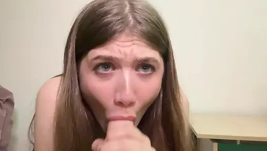 сосет очень глубоко до степени рефлекса давки, которому любой будет позавидовать