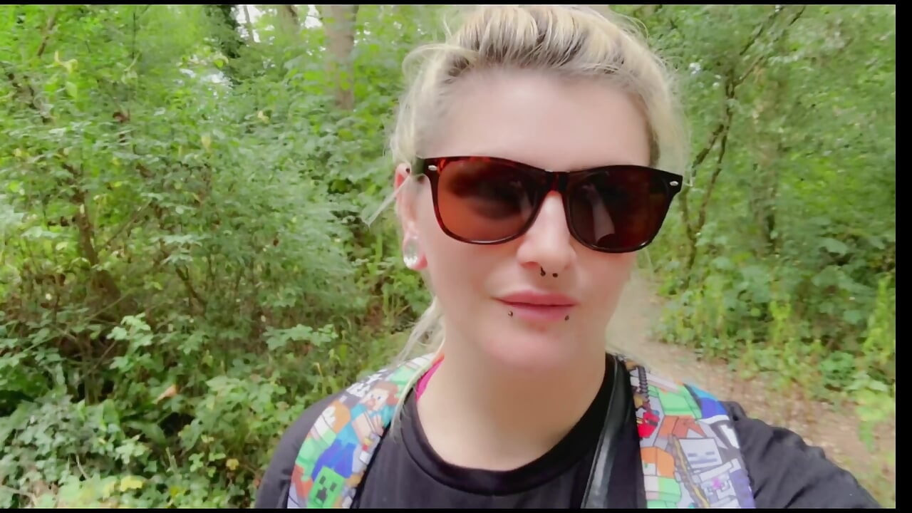 Nästan upptäckt pissar utomhus