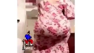 La donna araba con il culo grosso sta ballando