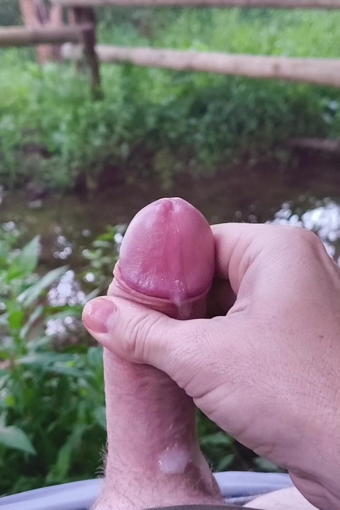 Caliente leche junto al río precum