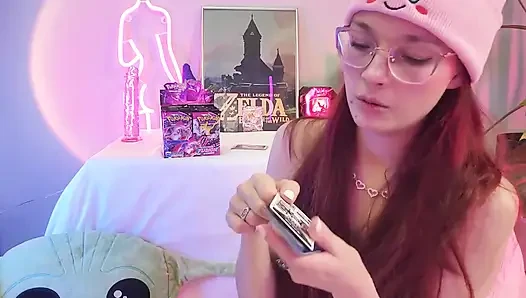 Göğüsler ve oyun kartı üstsüz çekiyor