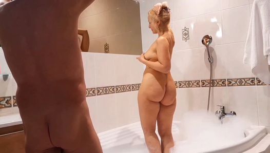 Зрелая блондинка жена наслаждается секс-играми в ванной в любительском видео