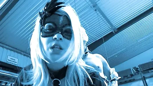 Deutsche Dominanzszene - Blondine in Fetisch-gear