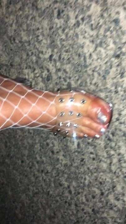 Outoor con cockrings y chupones en mallas y tacones