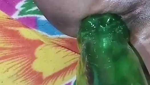 Моя сводная сестра вставила бутылку Спрайта в ее киску и осушила ее киску?