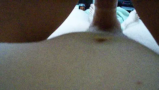 Bu gerilemenin 2. bölümü, sıkı pembe amcığımı sırtımda yatarken sikiyor bir sürü yakın çekim bakış açısı çekimi