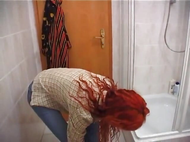 Ruiva linda tomando banho sozinha