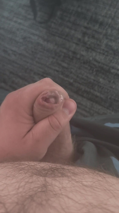 Gordo urso peludo se masturba no escritório e goza no chão