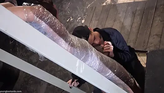 Plastik sarılmış ve yarakla pompalanıyor