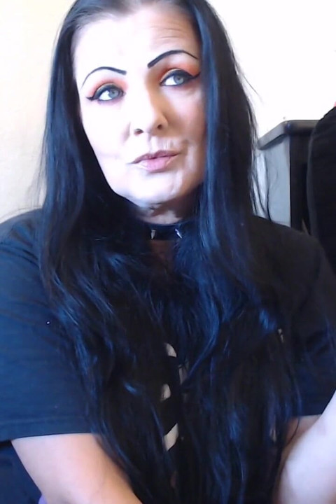 Nice closeup goth smoker