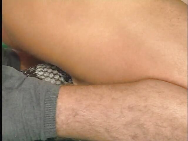 Milf chupa um pau enorme, é fodida com força na mesa de bilhar