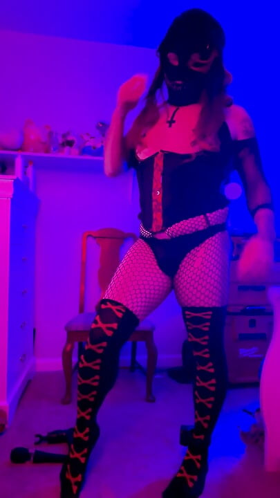 Toying solo TheXD needs new outfits send me some! Thanks you