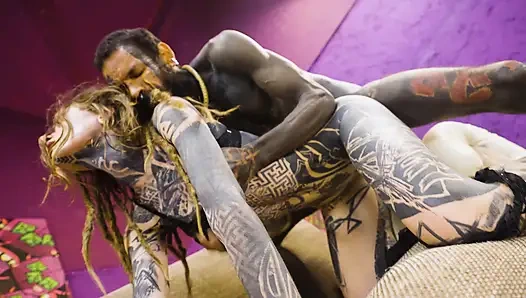 Dövmeli çift birbirlerini mahvediyor - sert ve derin anal seks